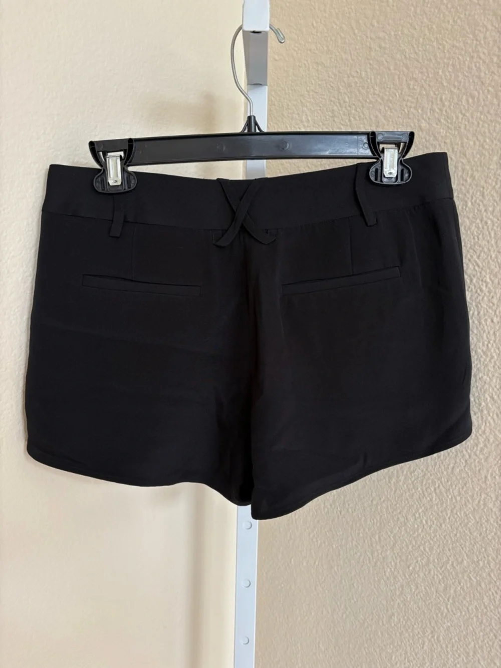 NWOT - Alice + Olivia Butterfly Silk Shorts in Black - Size 4 - Picture 6 of 7